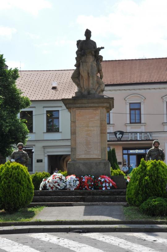 Kladenie vencov v Hlohovci Kladenie vencov v Hlohovci